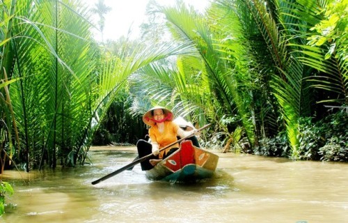 La barque se faufile dans le canal